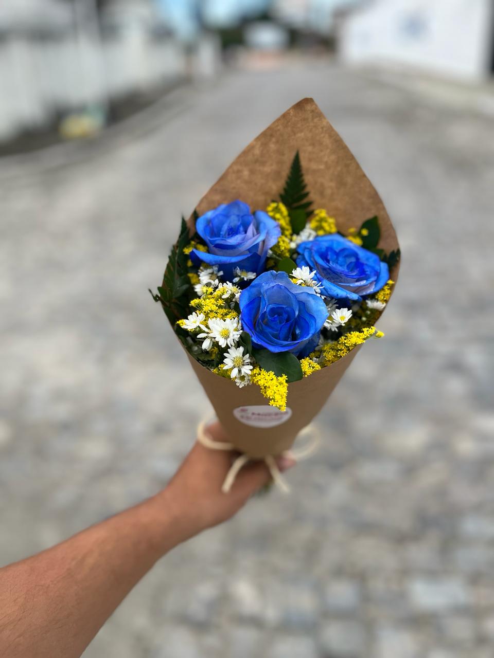 Mini buqu com 3 rosas azuis