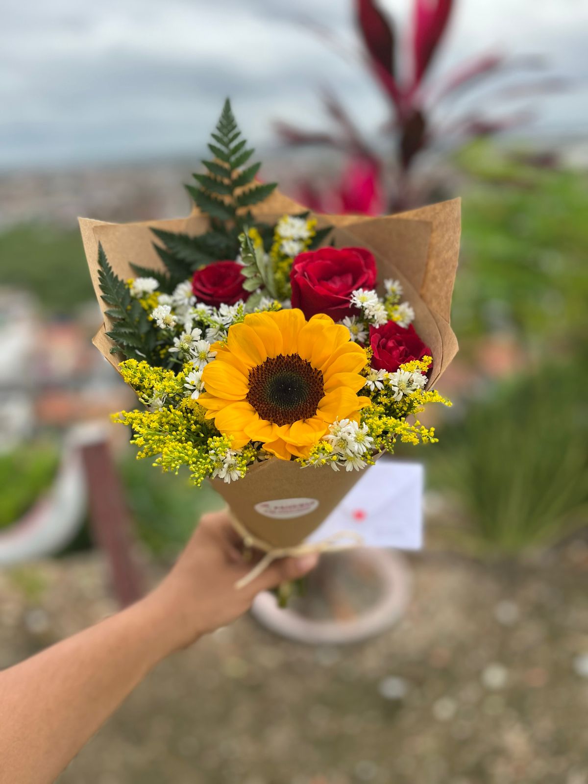 Mini buqu de girassol com 3 rosas vermelhas 