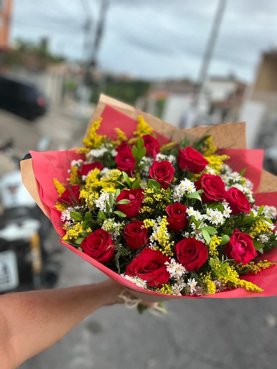 Buqu com 16 rosas vermelhas 