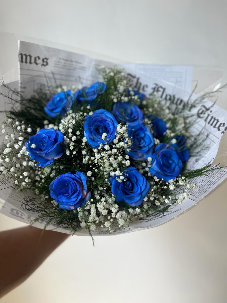 Buqu com 12 rosas azuis na embalagem jornal